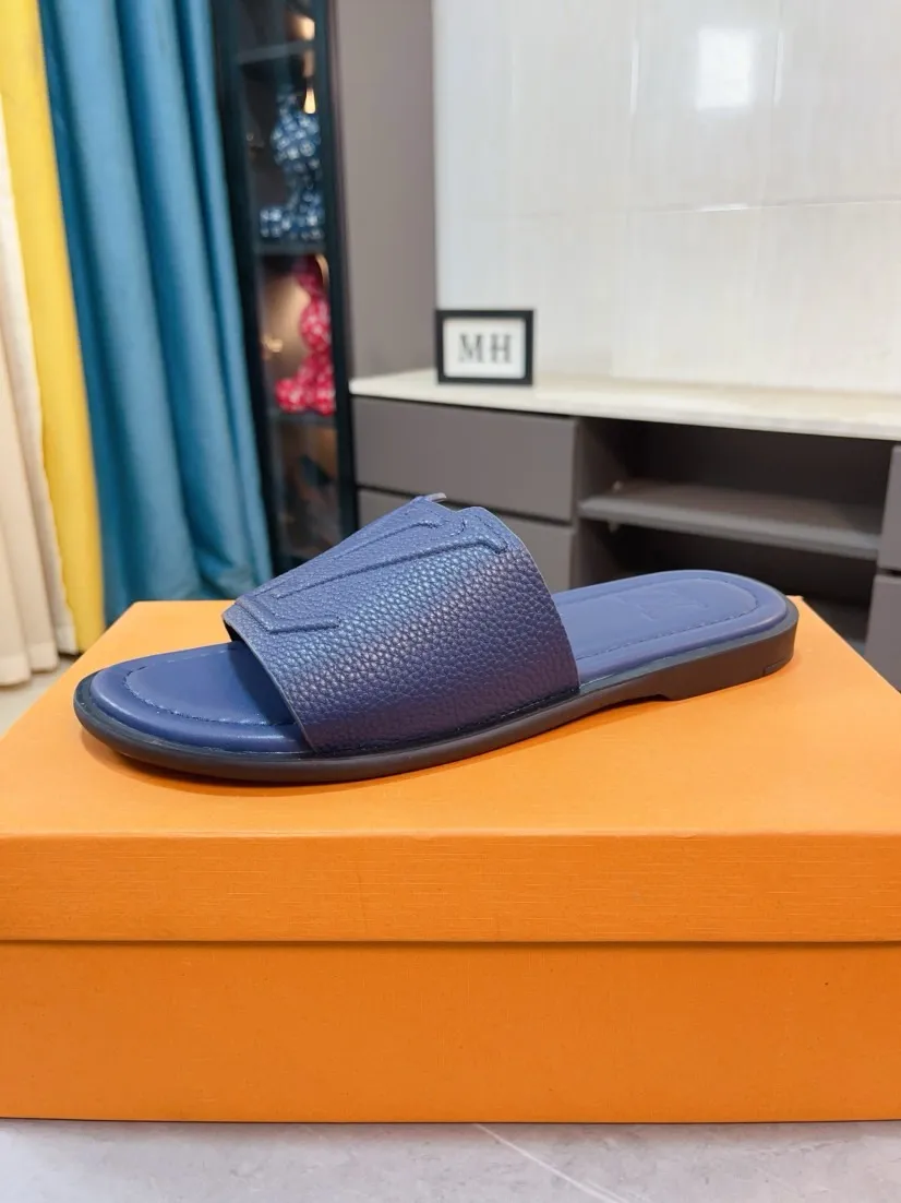 Men's shoes 💰300🌸🌸LV Ordinary men's spring and summer slippers, uppers imported from Italy, cowhide fabric, logo graphics, high-quality craftsmanship, soles: original soles specially provided by the original factory, exclusive movable molded soles super comfortable, original factory single goods, 🔍🔍high quality, you can enter and exit the counter at will, welcome to compare, size 38-45